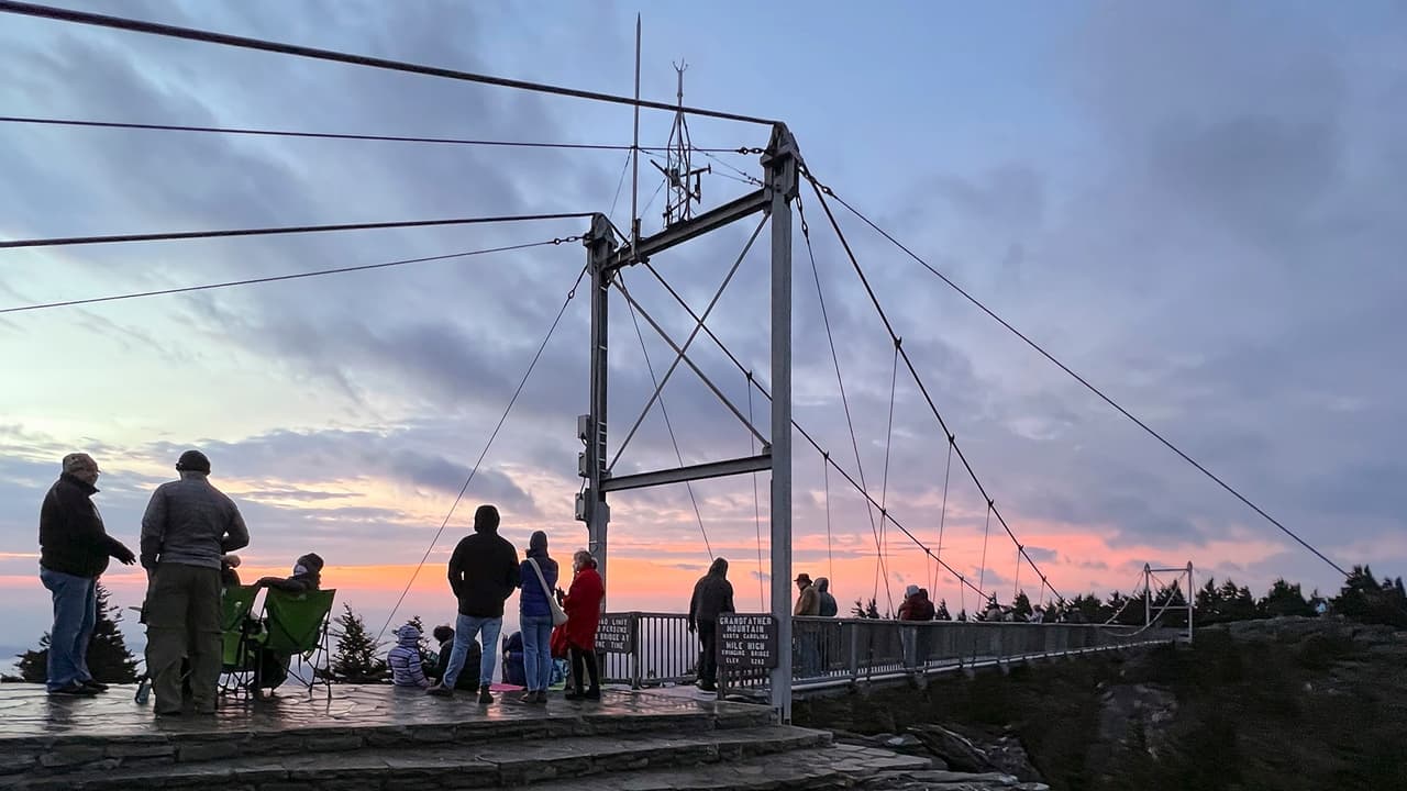 Camina además por el famoso puente suspendido de una milla de altura, pero abrígate y sujeta tu gorro o sombrero. A menudo tendrás el puente para ti solo durante esta época.