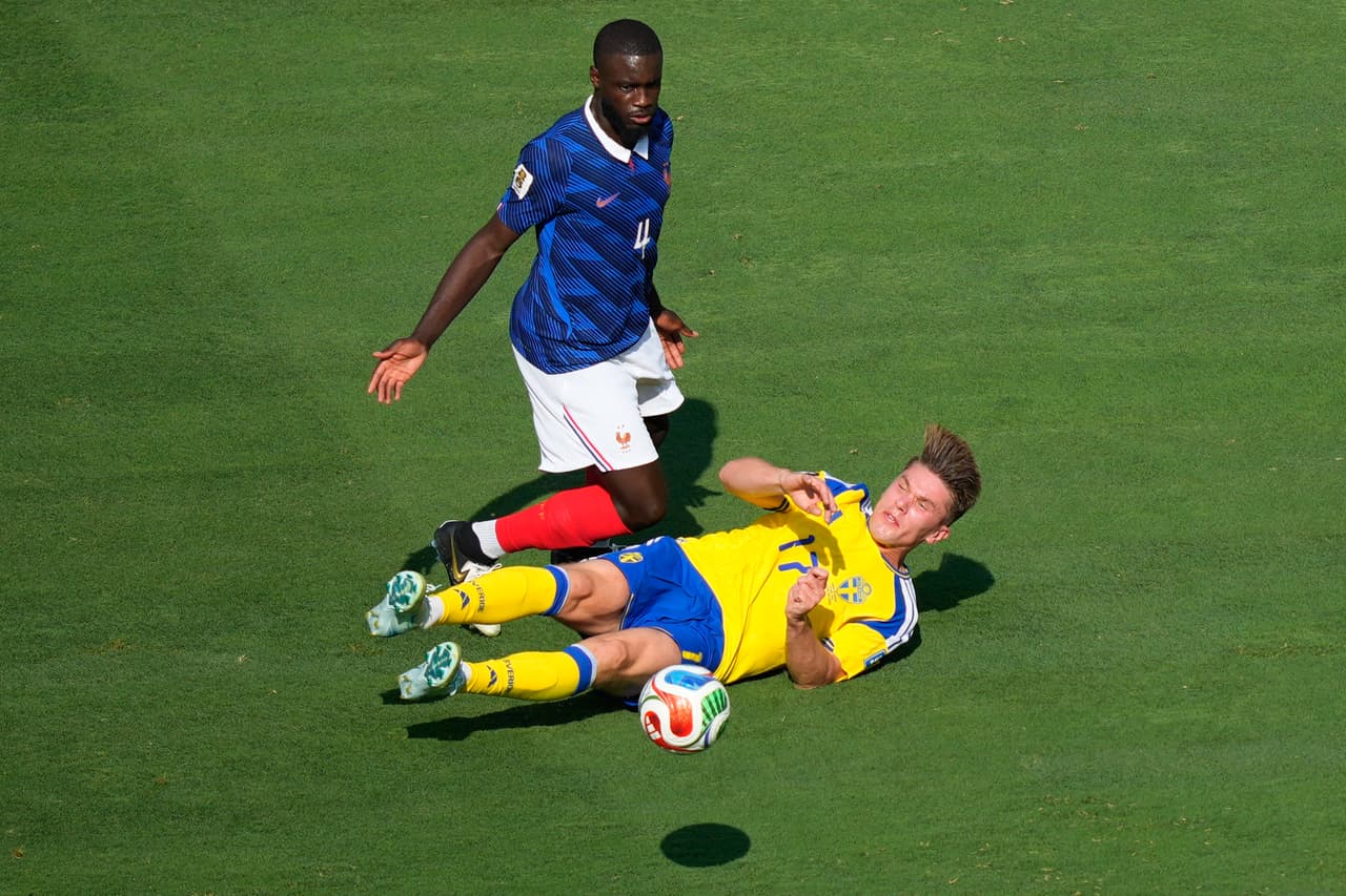 El francés Dayot Upamecano (4) y el sueco Viktor Gyokeres (17) reaccionan tras disputar el balón durante el partido de dieciseisavos de final de la Copa del Mundo entre Francia y Suecia en East Rutherford, Nueva Jersey, cerca de Nueva York, el martes 30 de junio de 2026.