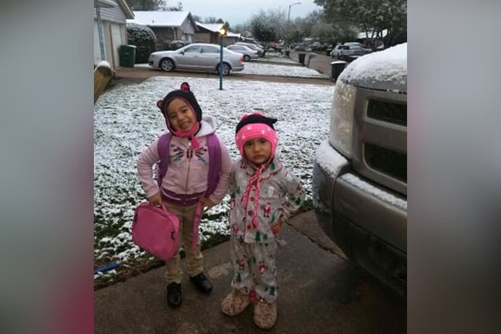 Muchos aprovecharon el raro evento para tomarse fotos, jugar con la nieve y construir el tradicional muñeco navideño.