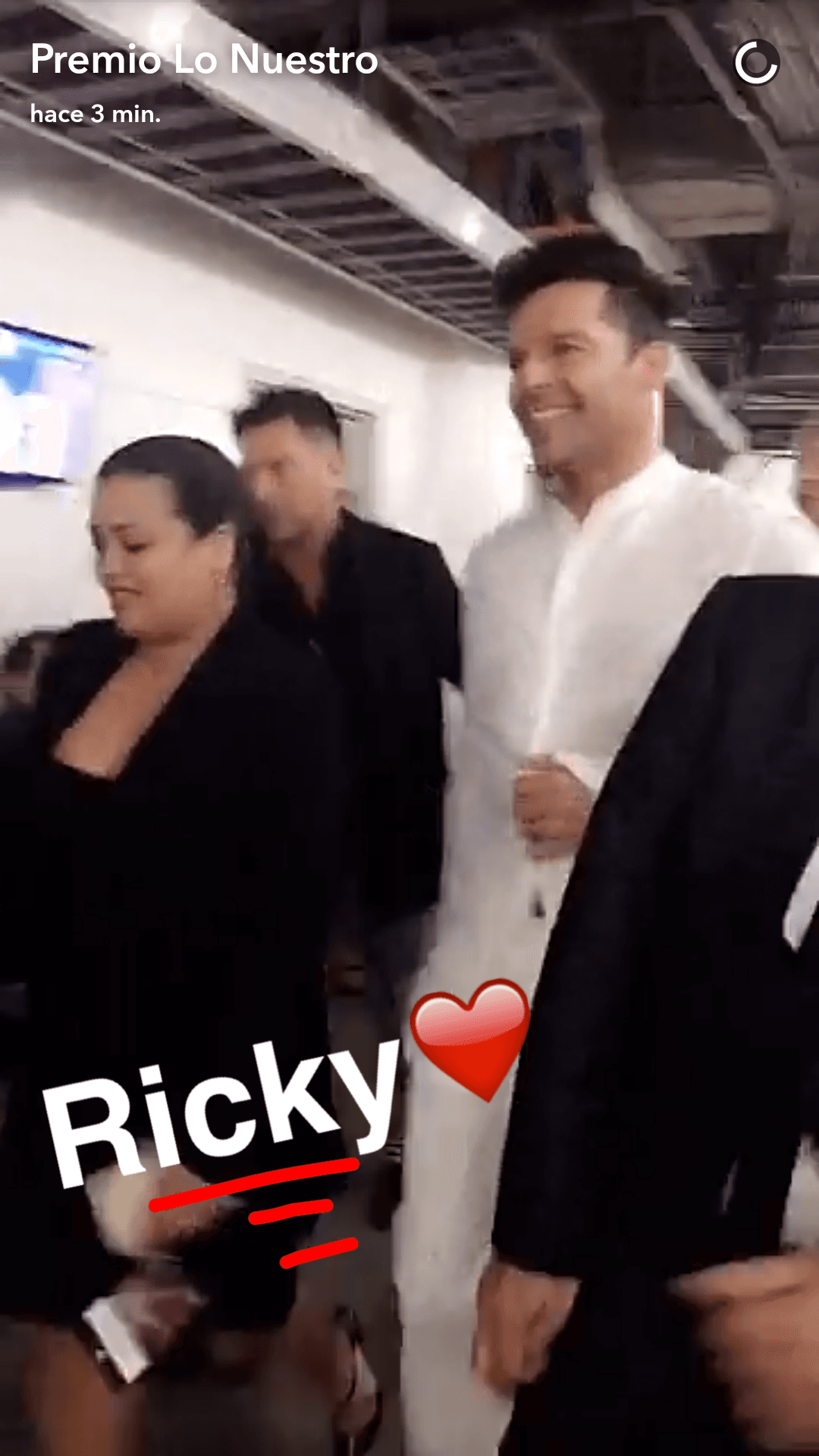 Ricky Martin camina hacia su presentación, a romperla como siempre.