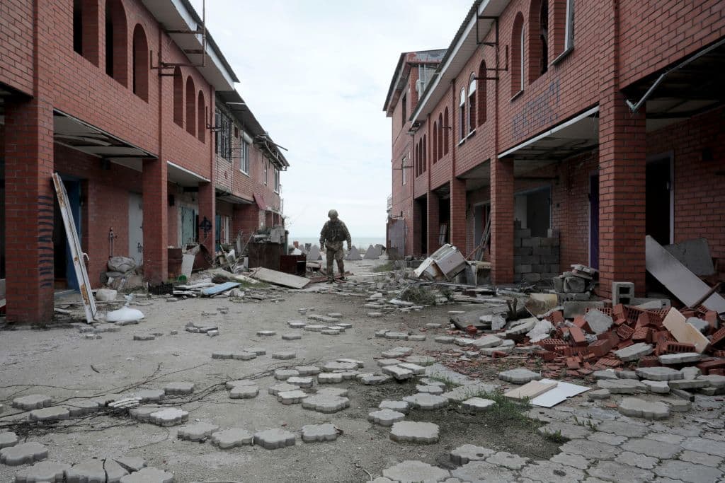 Edificios destruidos por tropas invasoras rusas en la villa de Shyrokyne, cerca de Mariupol, en el este de Ucrania.