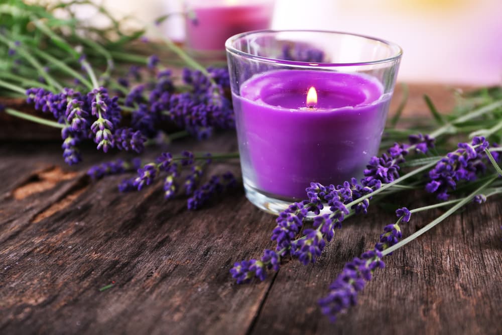 Consigue velas aromáticas de color morado, tu color. Flores con espigas también moradas o violetas que atraen la influencia benefactora de tu regente Júpiter. Extracto de mentas y uvas rojas en un platito al lado de un vino rosado espumoso completarán el equipo que te ayudará a tener un otoño estupendo.