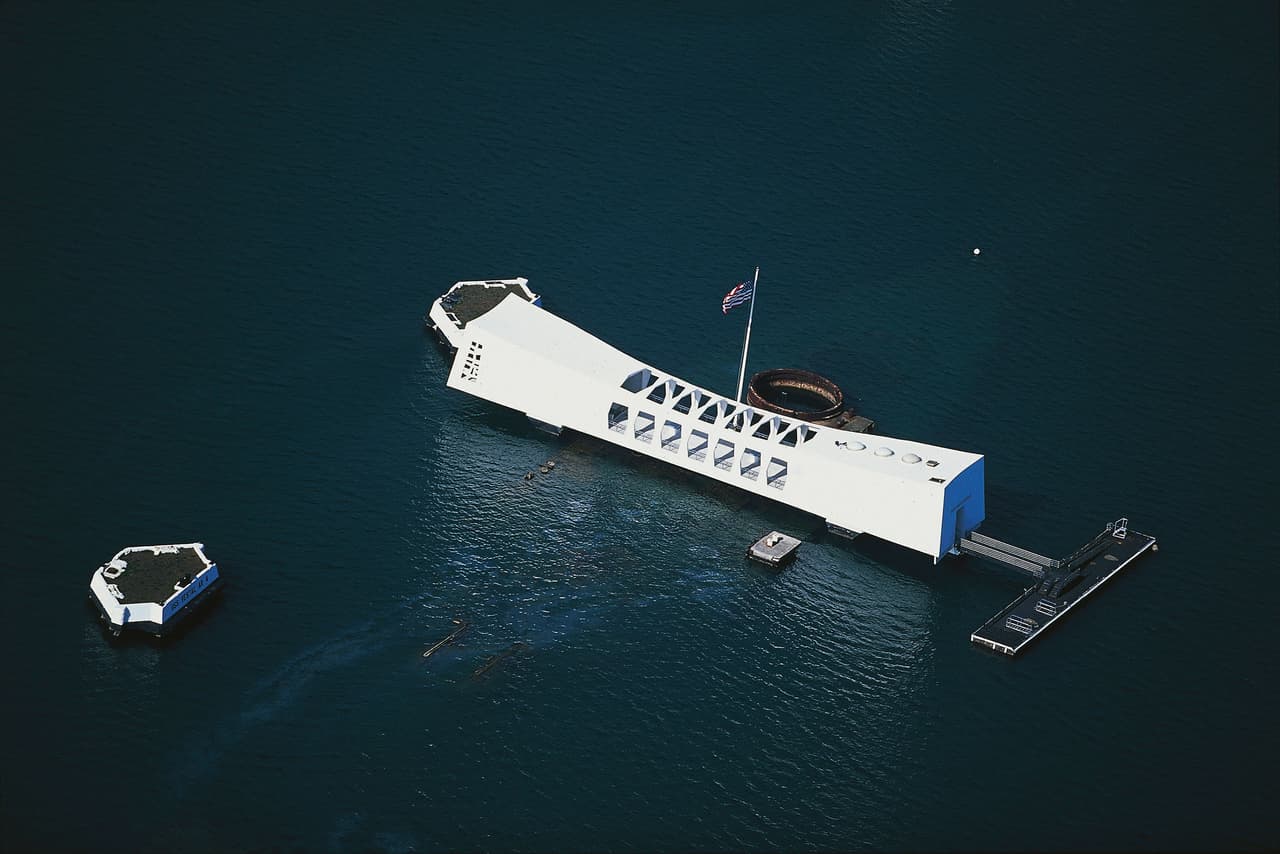 Junto a los restos del USS Arizona hay ahora un monumento.