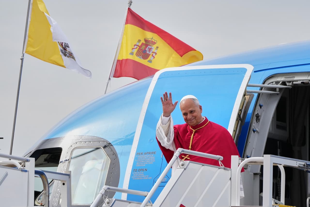 El papa León XIV llega a España y es recibido por 130,000 fieles; se reunirá con inmigrantes y víctimas de abusos
