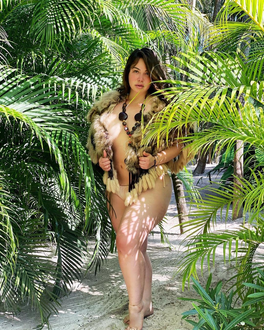 “Con cicatrices, estrías, celulitis y todas mis imperfecciones… ¡yo me amo! ¡me acepto y me caigo muy bien! ¡Gracias Dios!”, había publicado en otra postal desde la playa y en bikini.