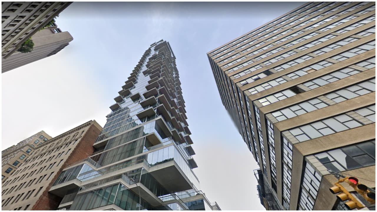 Jenga Building, llamado así por su diseño similar a al popular juego de bloques.