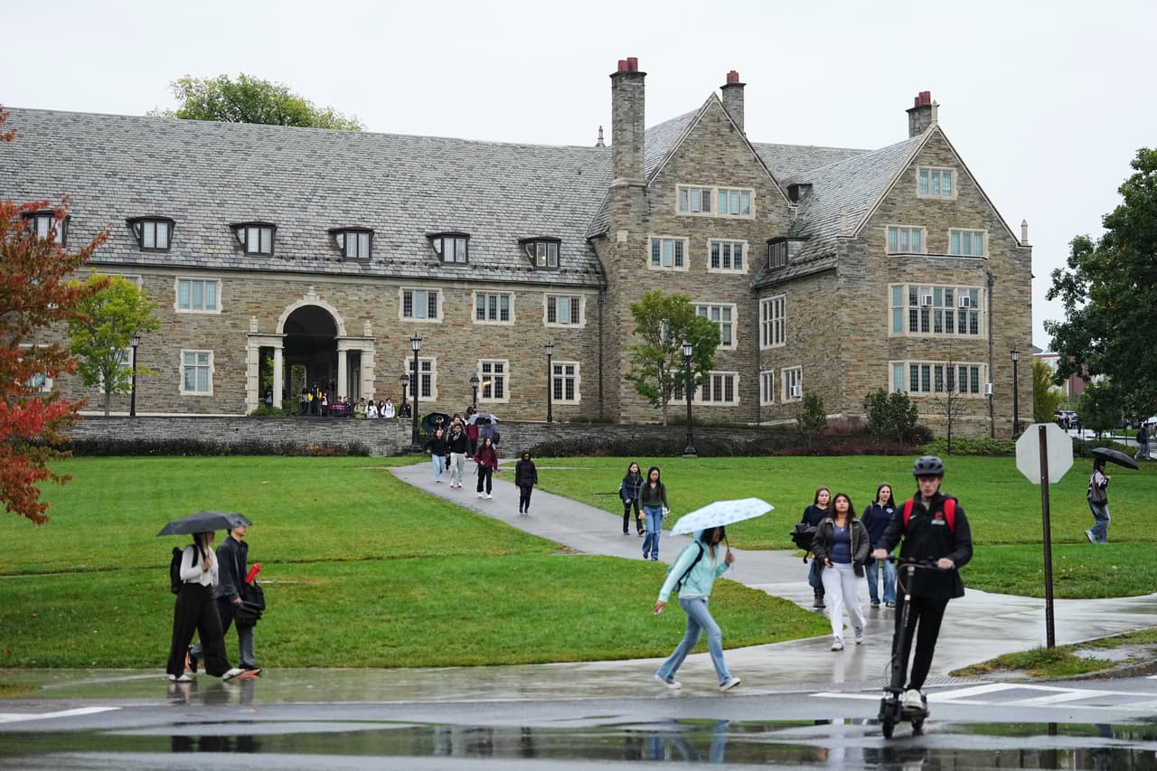 Mensajes de texto muestran cómo cambiaron las emociones del denunciante de Cornell antes de acudir a la policía
