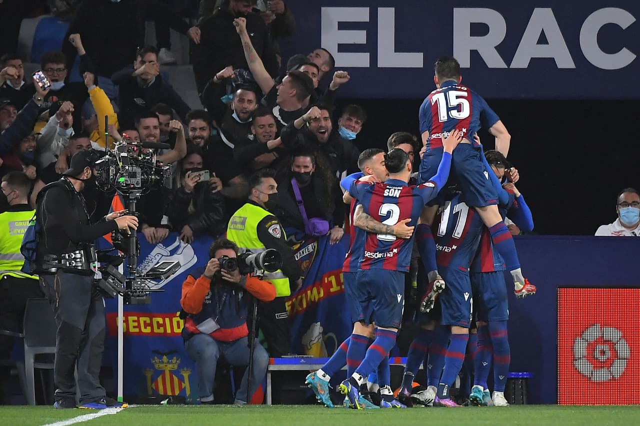 Barcelona venció al Levante con anotaciones de Pierre-Emerick Aubameyang, Pedri y Luuk de Jong; por los locales marcaron Morales y Melero, ambos por la vía del penal. Si bien anotaron dos tantos desde los 11 pasos, los granotas falllaron uno.