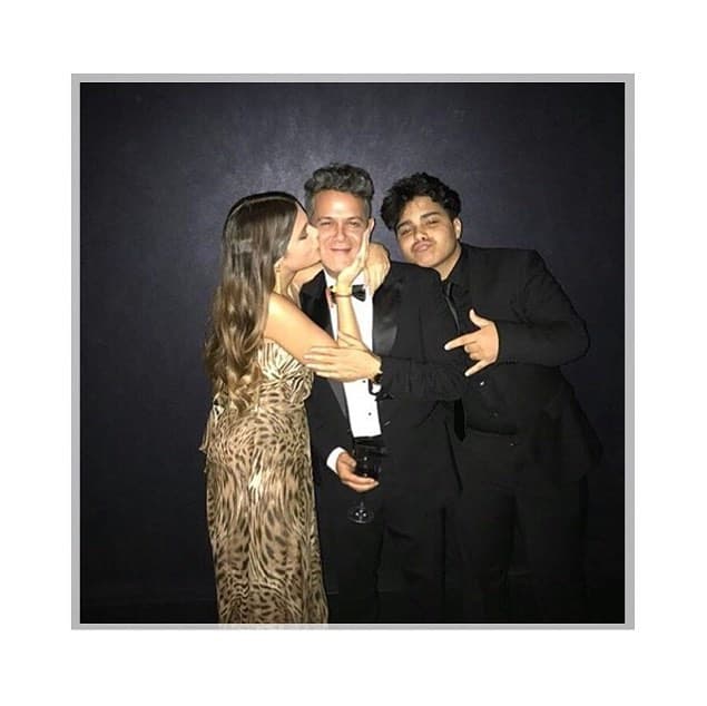 Aunque Sanz se casó con la modelo y actriz mexicana Jaydy Michel el 30 de diciembre de 1999, tuvieron a su primogénita Manuela en 2001 y Alexander nació en 2003, Valeria aseguró que cuando lo conoció él no estaba casado. El cantante, sin embargo, "asumió y aceptó su paternidad sin presión alguna". Cuando el niño había cumplido 7 años, Rivera declaró: "A mí me gustaría que (lo) reconociera legalmente", publicó ABC.