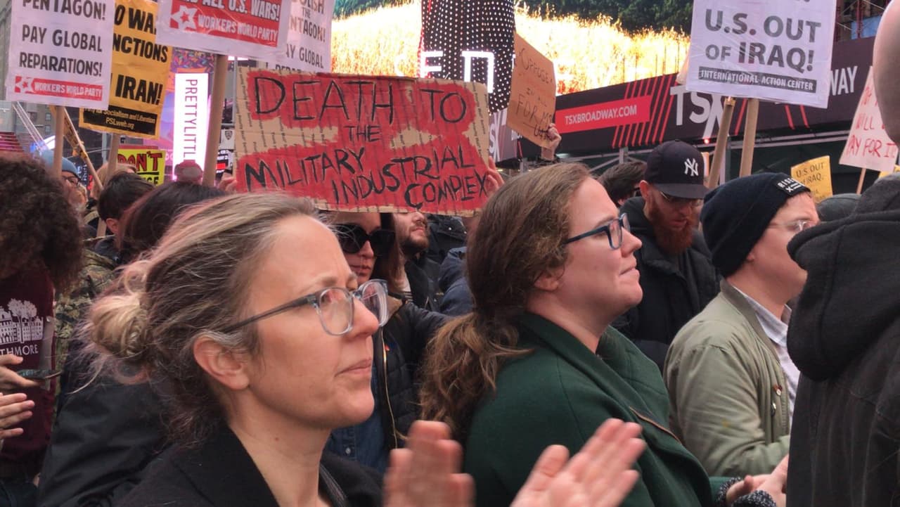 Sara Flounders, del Centro de Acción Internacional, dijo: "Están movilizando a cien marines de Kuwait y a 4000 miembros de la 82ª División Aerotransportada del ejército para reforzar la mortífera ocupación estadounidense de Irak y posiblemente hundir más la región en la guerra".