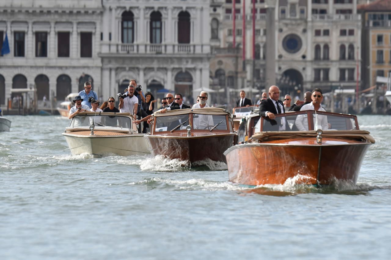 El bote (centro) que transporta a Jeff Bezos pasa frente a la Plaza de San Marcos antes de la celebración.
<br>
<br>
<b>La ceremonia fue el punto culminante de una semana de fiestas, entre superyates e invitados famosos.</b>