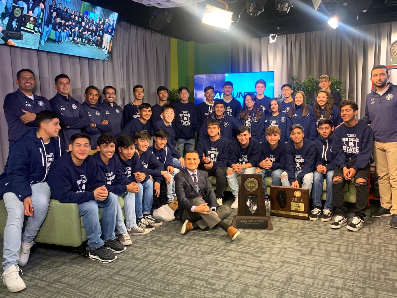 Univision Chicago le da bienvenida a los campeones estatales de fútbol de la secundaria West Chicago