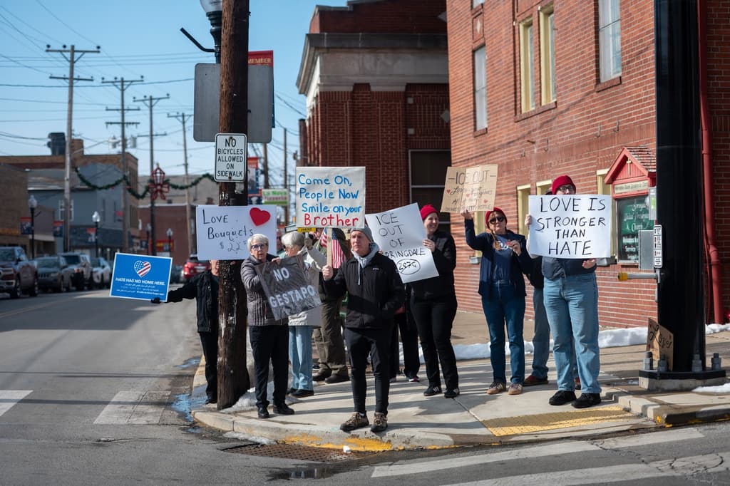 Personas protestan contra las medidas de control migratorio en el centro de Springdale, Pensilvania, el 14 de febrero de 2026. (Stephanie Strasburg/Pittsburgh's Public Source vía AP)