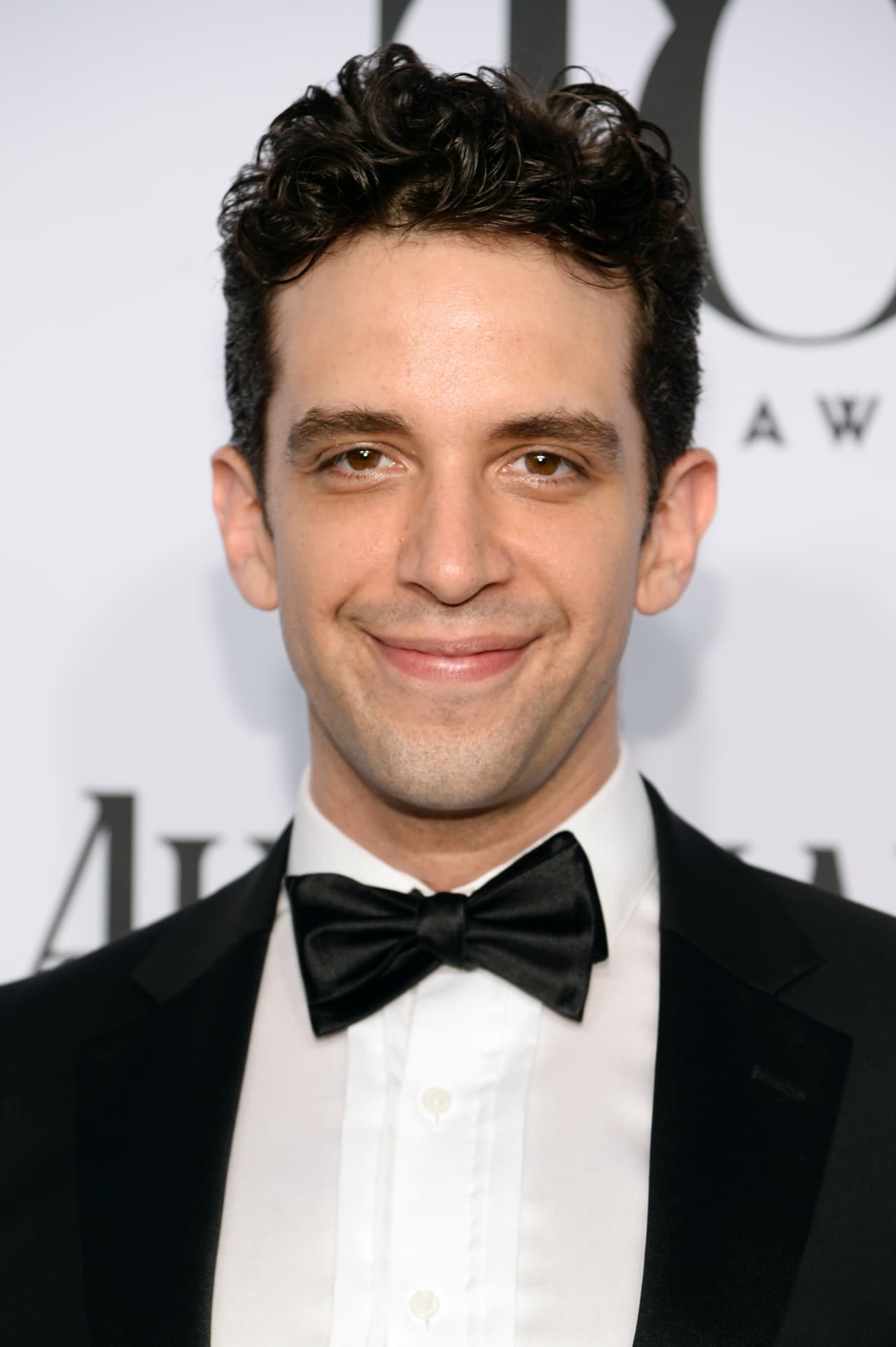 Desde el pasado 3 de junio, Amanda Kloots escuchó a los médicos advertirle una y otra vez que ya no había nada por hacer, pero Nick Cordero se negó a darse por vencido. Casi un mes después, este domingo, en horas de la madrugada, su salud se deterioró. En el mensaje que publicó para informar el deceso, la hoy viuda afirmó que lo despidieron cantándole
<b><a href="https://www.youtube.com/watch?v=LHTezKJdYTg&list=RDEMP7VbKygnyZHp6IY06R9-Xg&index=14" target="_blank">'Live Your Live'. </a></b>