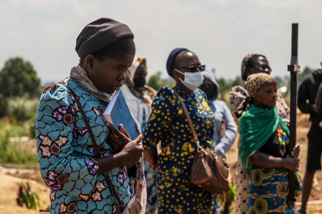 Monjas católicas del orfanato donde se alojaba Vanisa Anifa —una niña huérfana de seis meses que falleció a causa del ébola— asisten a su funeral en Bunia, Congo, el viernes 19 de junio de 2026. (Foto AP/Moses Sawasawa)