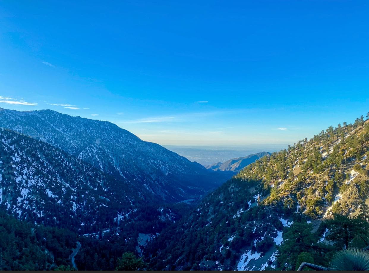 Los destinos están cerca de las zonas urbanas y algunos un poco más alejados, pero bien vale la pena el viaje.
<br>Vista desde Mount San Antonio, San Gabriel Mountains en el condado de Los Ángeles.
<br>