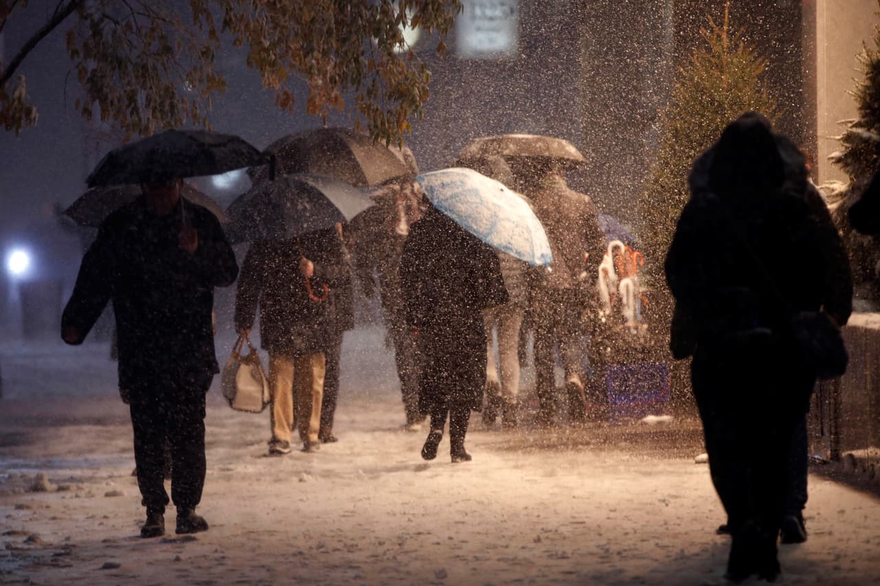 Esta podría moverse cerca de la costa, causando las nevadas más fuertes en el interior de la región.