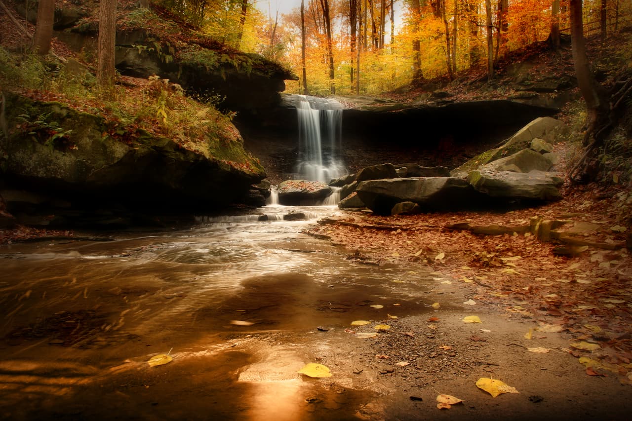 <b>Entender que la vida fluye.</b> La cascada Blue Hen, con el reflejo del sol matutino, en el Parque Nacional Cuyahoga Valley de Ohio. Ganadora del segundo puesto de la categoría Favoritos de los Fans.