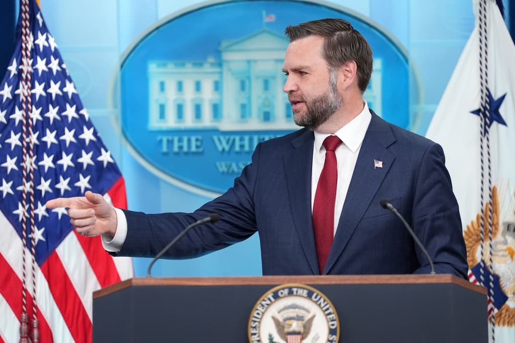 El vicepresidente JD Vance habla durante una rueda de prensa en la Casa Blanca, en Washington, el jueves 3 de septiembre de 2026. (Foto AP/Mark Schiefelbein)