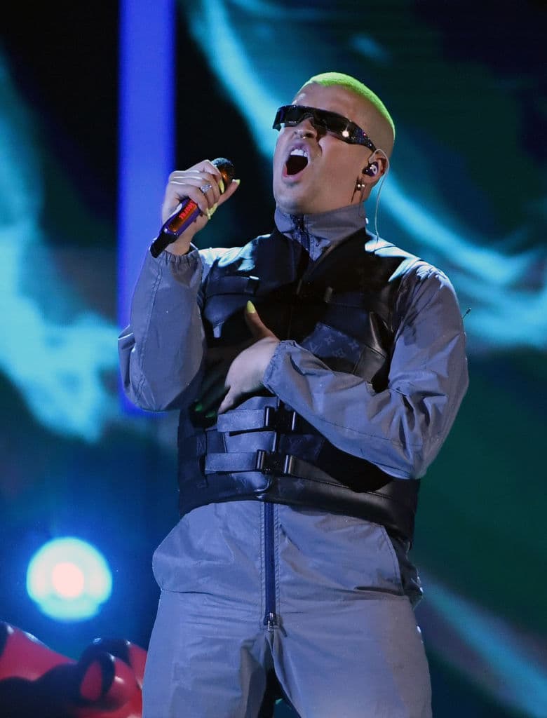 Aunque los golpes no pasaron en mayores lesiones,
<b>Bad Bunny</b> tuvo que cancelar su siguiente presentación en Perú.