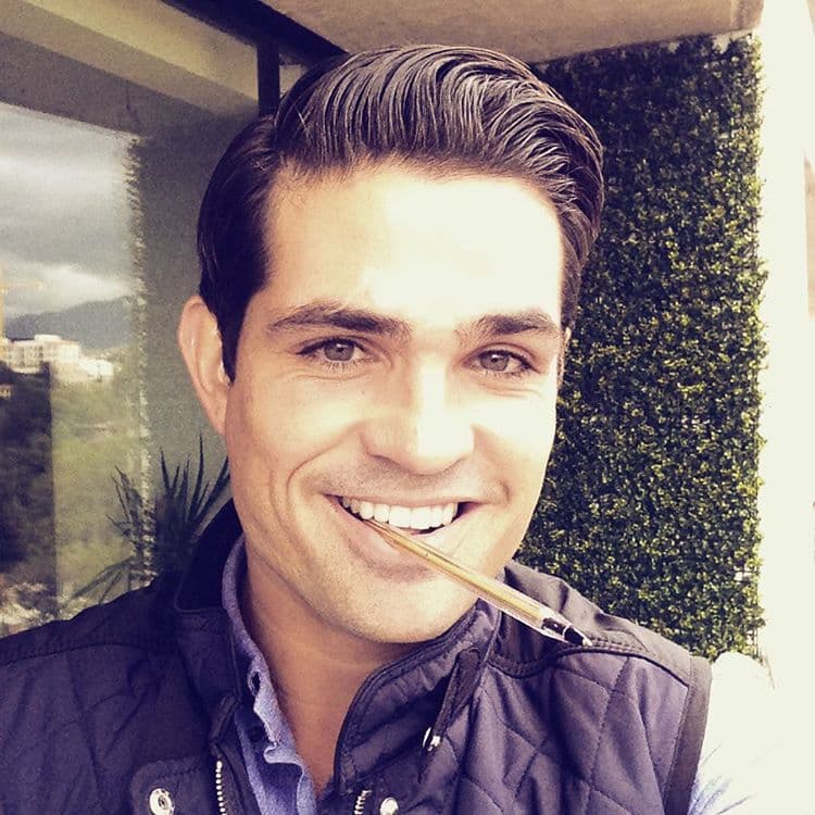 Este galán de telenovela tiene una mirada que hipnotiza a quien lo mire.