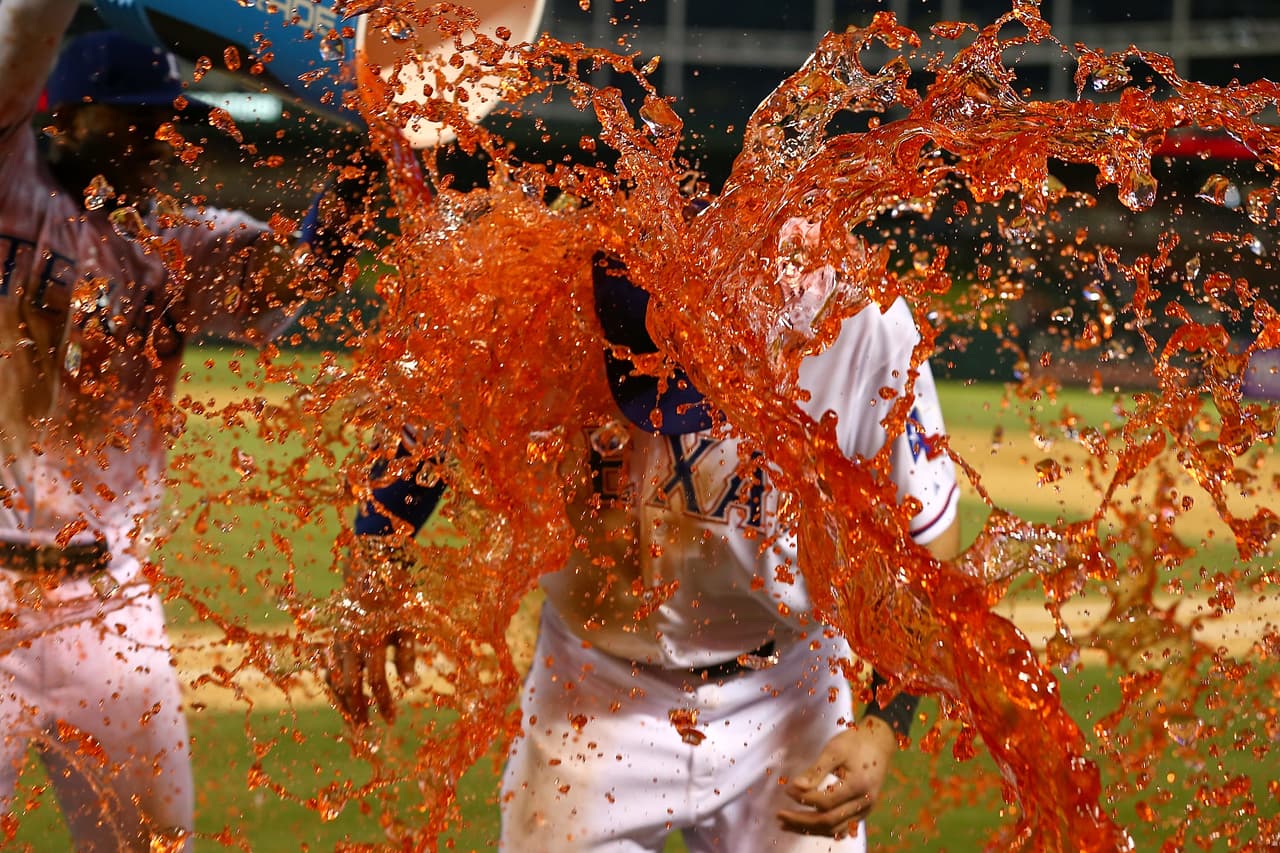Gallo debuta con Rangers; pega jonrón y remolca 4