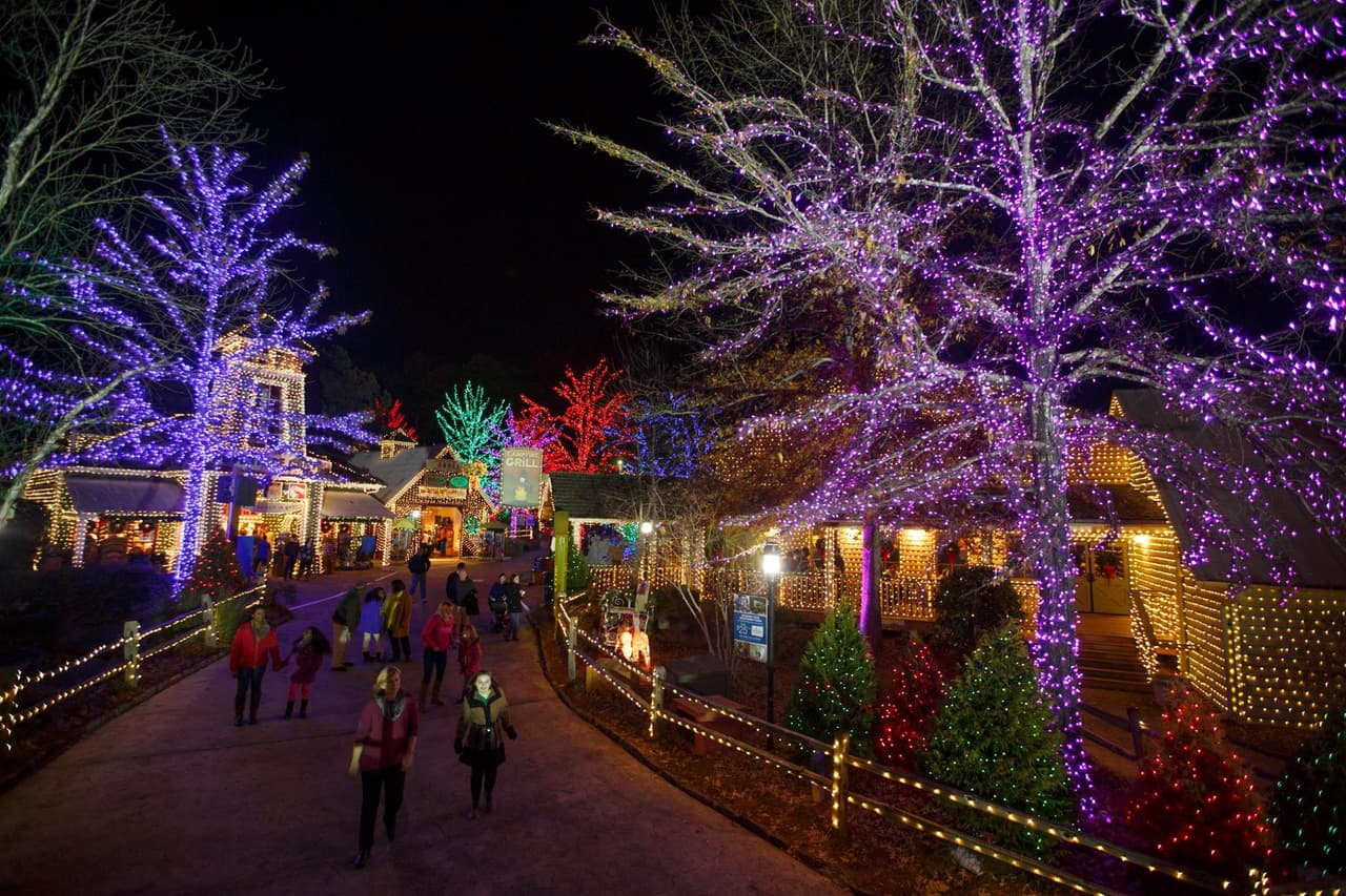 <b><a href="https://www.stonemountainpark.com/Activities/Events/Stone-Mountain-Christmas" target="_blank">Stone Mountain Christmas (hasta el 2 de enero)</a></b>: Evento navideño en Stone Mountain Park, con exhibición de luces, espectáculo de láser, actuaciones navideñas y otras actividades de temporada.