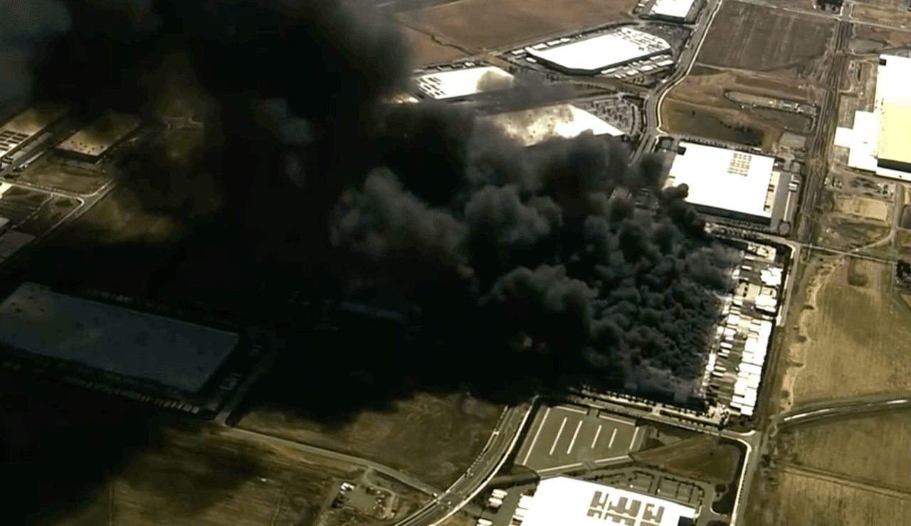 Se registra un incendio en almacén de California; hasta el momento no se reportan heridos