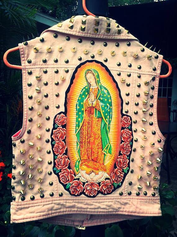 La Virgen de Guadalupe, así, conversa con diferentes estéticas y es apropiada por los más jóvenes desde estéticas rebeldes y revolucionarias como la punquera, como lo hace la marca
<a href="https://www.etsy.com/mx/listing/231411956/virgen-de-guadalupe-punk-vest-mexican">LunaticAdesing</a> que, muy en la línea de la tendencia del patchwork y los bordados, pone la imagen de La Guadalupana en chalecos de cuero y taches.