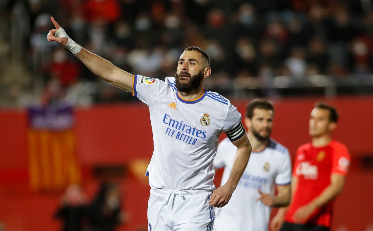 Gracias a un doblete de Karim Benzema y otro tanto del brasileño Vinícius, el Real Madrid venció al Mallorca y aumentó su ventaja en el liderato a 10 puntos sobre el Sevilla.