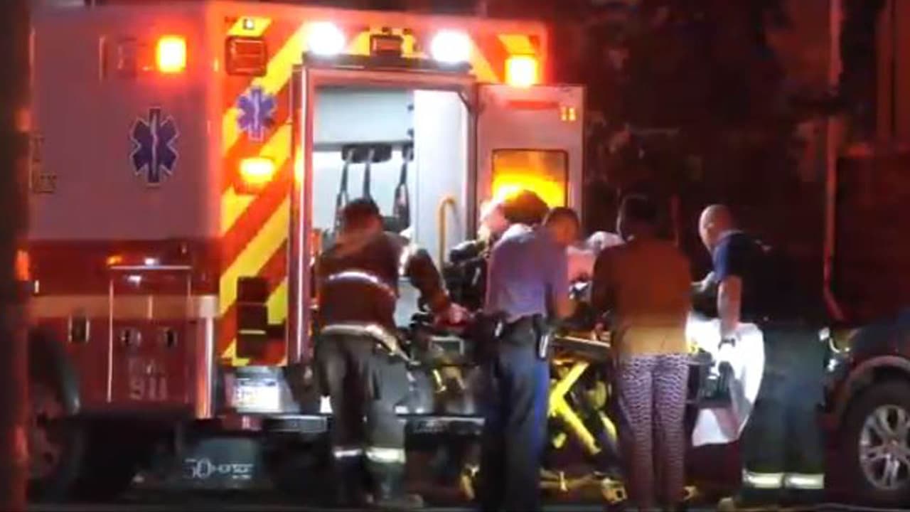 Rescatan a familia que quedó atrapada en techo de casa tras incendio en Filadelfia