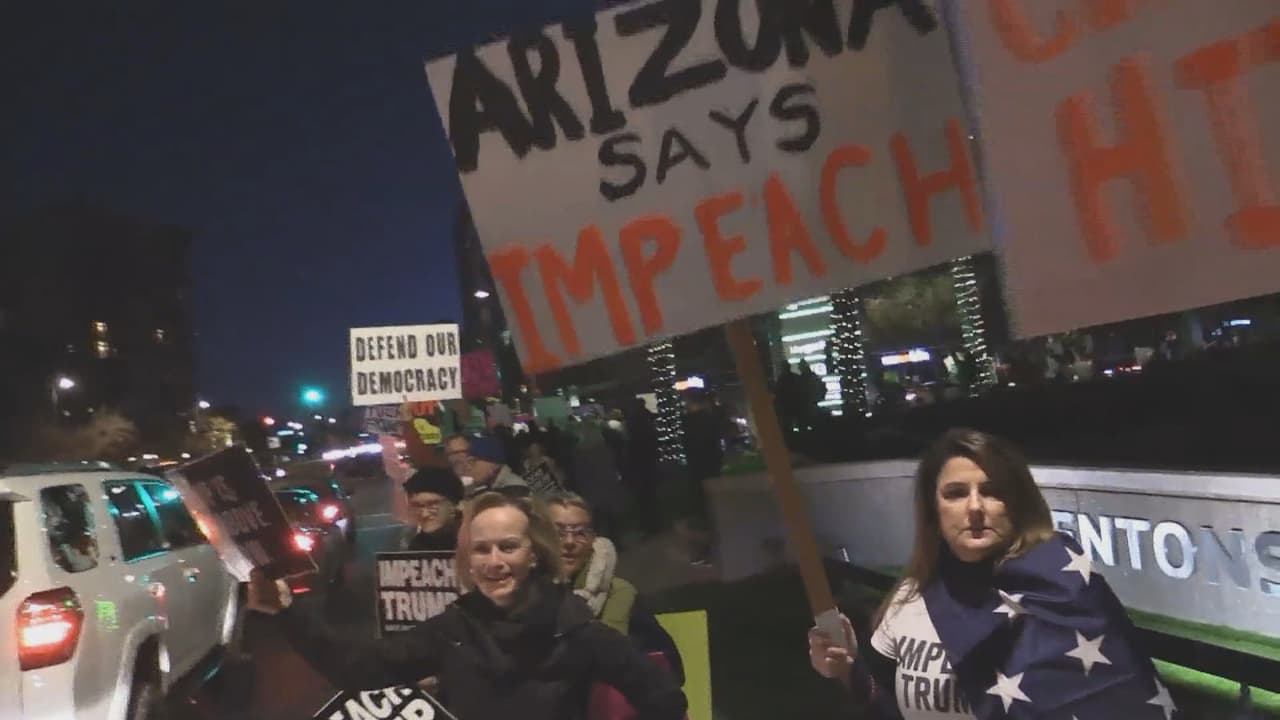 Aunque la mayoría de las personas presentes piden que el presidente sea quitado del poder, hay algunos que piensan que el debe continuar como presidente.