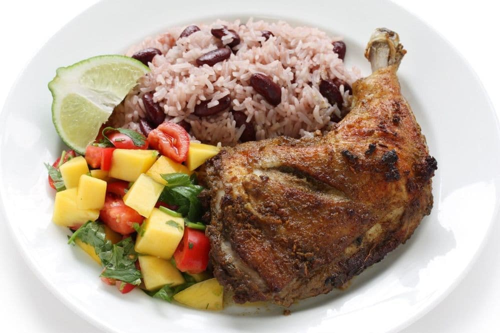 <b><a href="https://ochoriosphilly.com/">Número 4: Ocho Ríos Parrilla (1710 E Passyunk Ave Philadelphia, PA 19148)</a></b>. Según sus dueños, ofrecen “desde pollo jerk casero hasta estofado de rabo de buey y pargo caribeño entero fresco, nuestro chef le ofrece los mejores sabores de todas las islas. Se pone mucho amor en todo lo que hacemos con solo las carnes, los mariscos y las verduras más frescos”.