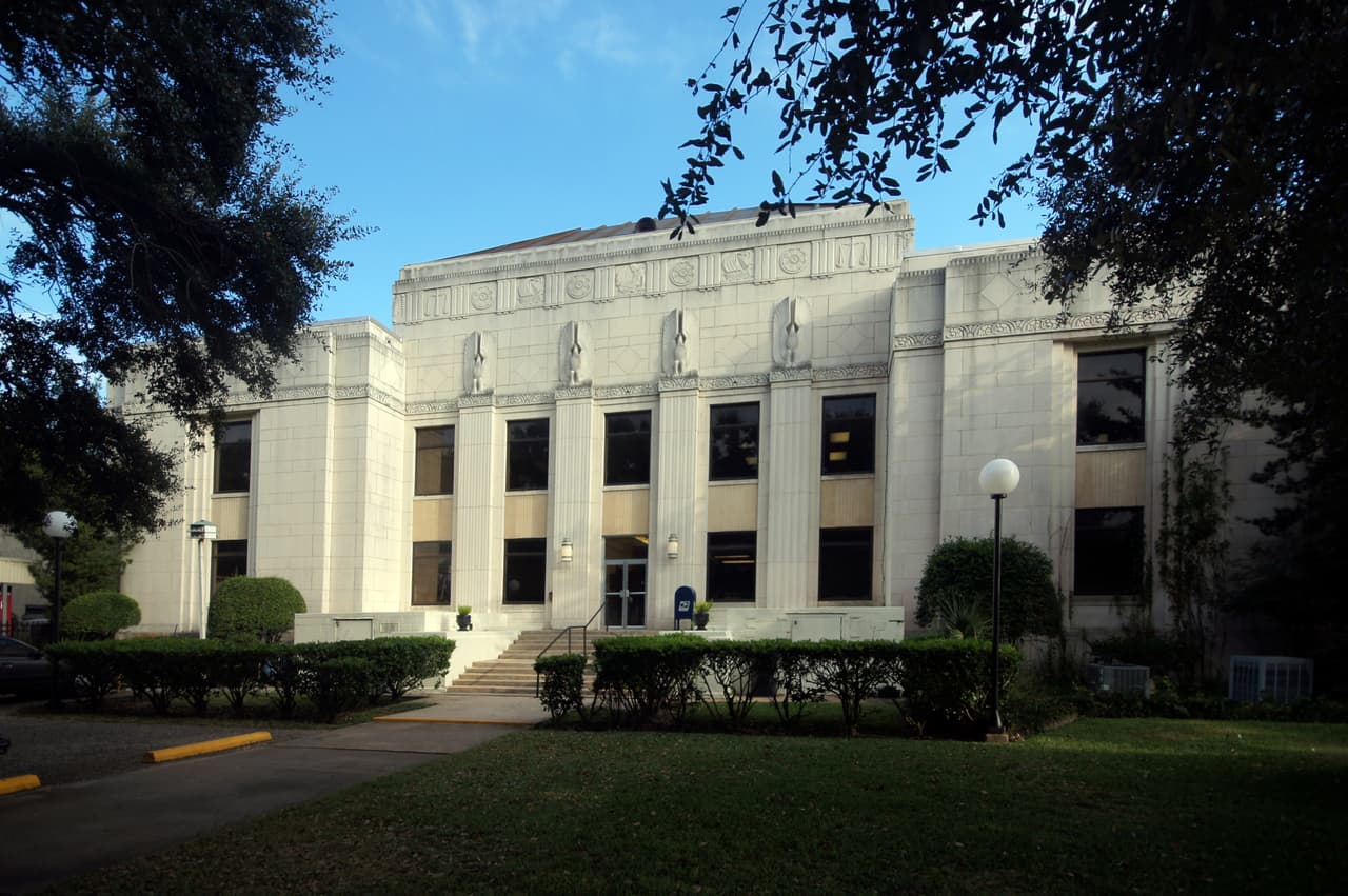 <b>Puesto 9. Beaumont-Port Arthur (Texas)</b>
<br>
<br>Tasa de ejecuciones hipotecarias: 1,935 unidades de vivienda por cada ejecución hipotecaria (total de solicitudes: 92).
<br>
<br>Precio promedio de las viviendas: sin información.
<br>
<br>Total de unidades de vivienda: 178,050.
<br>
<br>Población: 409,088 habitantes.
<br>