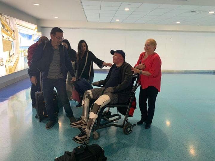 Familiares y amigos de Alexis Hernandez lo reciben en Puerto Rico tras siete meses de recuperación en San Antonio. El joven estaba recluído en un hospital especializado en quemaduras.