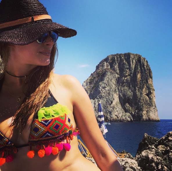 Galilea sabe como lucir sus sensuales atributos.