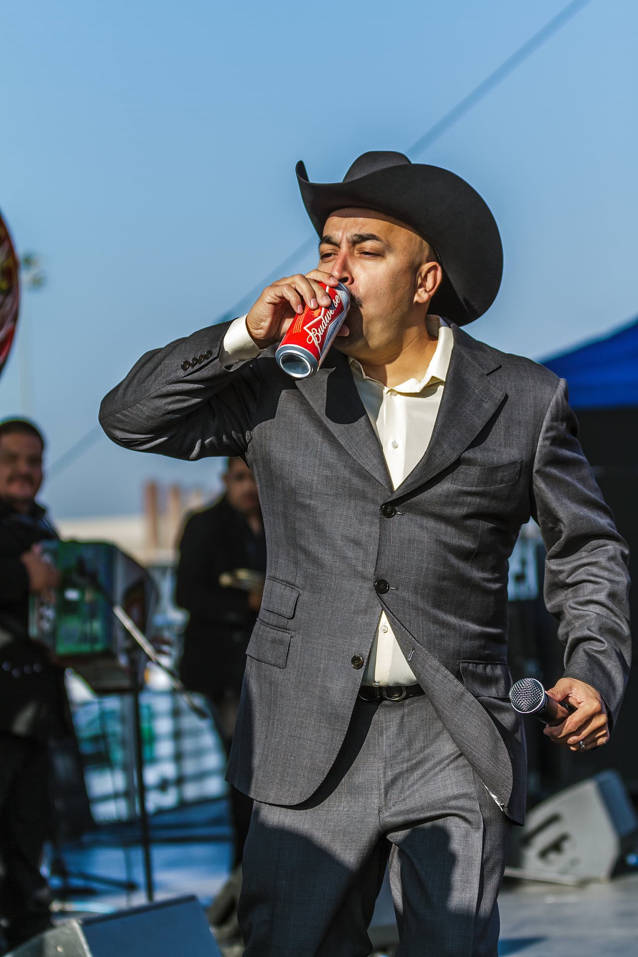 No cabe duda, también a Lupillo le encanta tocar estos temas.