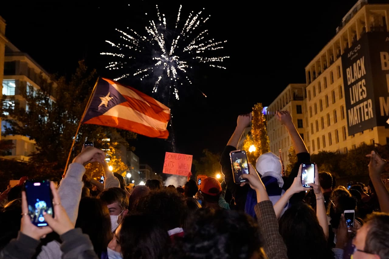 Fuegos artificiales, banderas, bailes, música y consignas como "we all matter" ("Todos importamos" en español) se escucharon en distintos puntos de Washington.