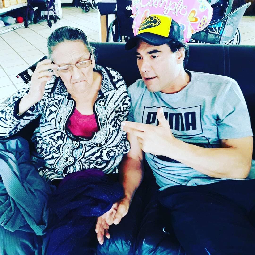 Eduardo Yáñez la amaba tanto, que para su cumpleaños 81, el año pasado, le dedicó los siguientes versos: "Contigo, el tiempo no sucede. Contigo no temo a nada y hago lo imposible posible. Tú eres lo irreal, real y tu amor no duele nada".