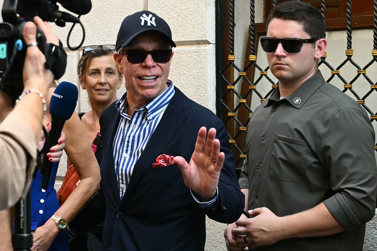 El diseñador estadounidense
<b>Tommy Hilfiger </b>sale del restaurante Harry’s Bar un día después de la boda de Jeff Bezos en Venecia, el 28 de junio de 2025.