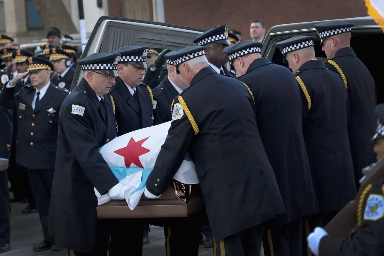 Los rostros de las decenas de oficiales de a pie y a caballo que asistieron a rendir honores al comandante Paul Bauer, de 53 años, en la iglesia de Nativity of Our Lord, reflejaban una profunda tristeza.