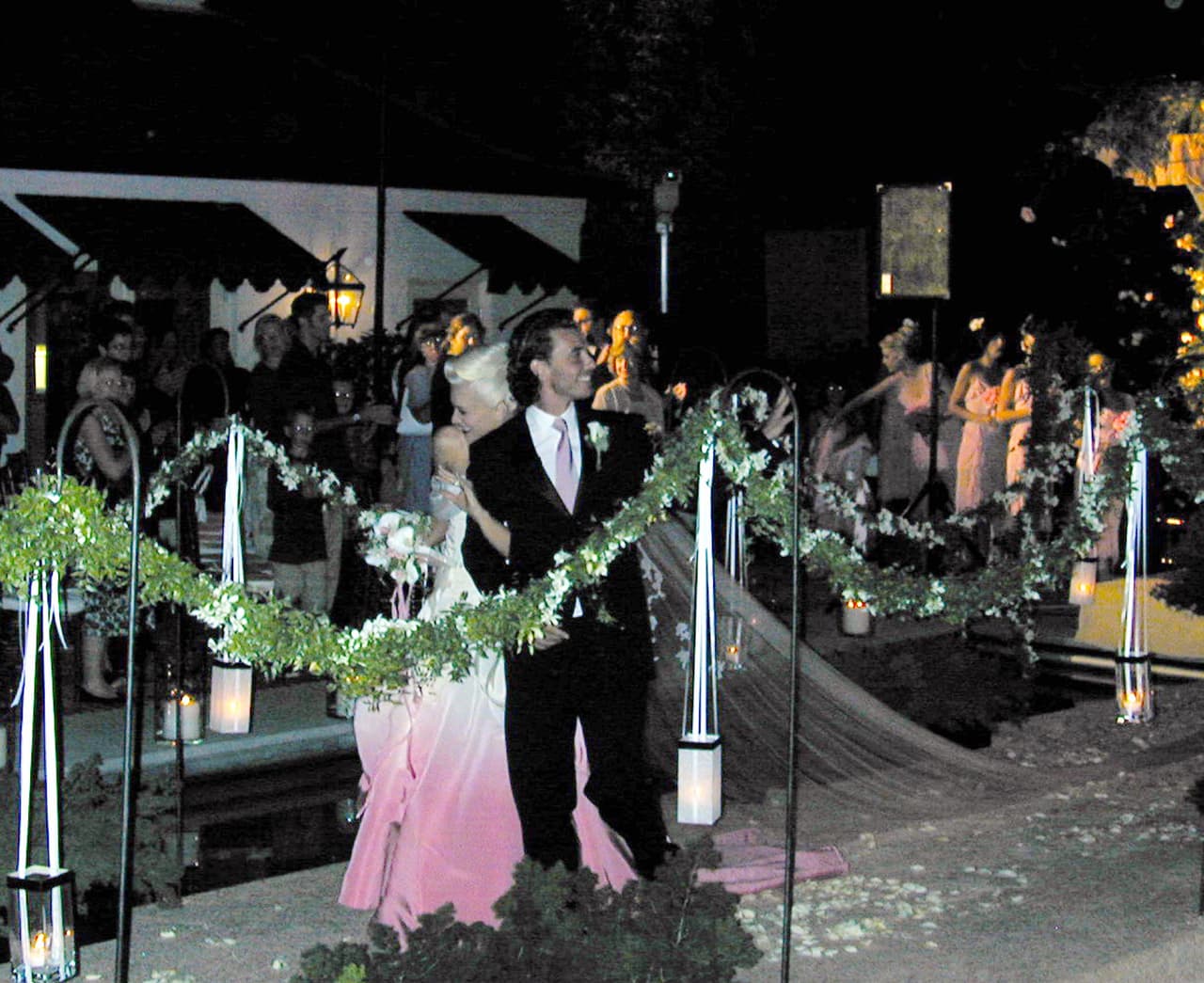 Desde entonces varias famosas incluyeron el rosa en sus trajes de novia. Así lo hizo Gwen Stefani.