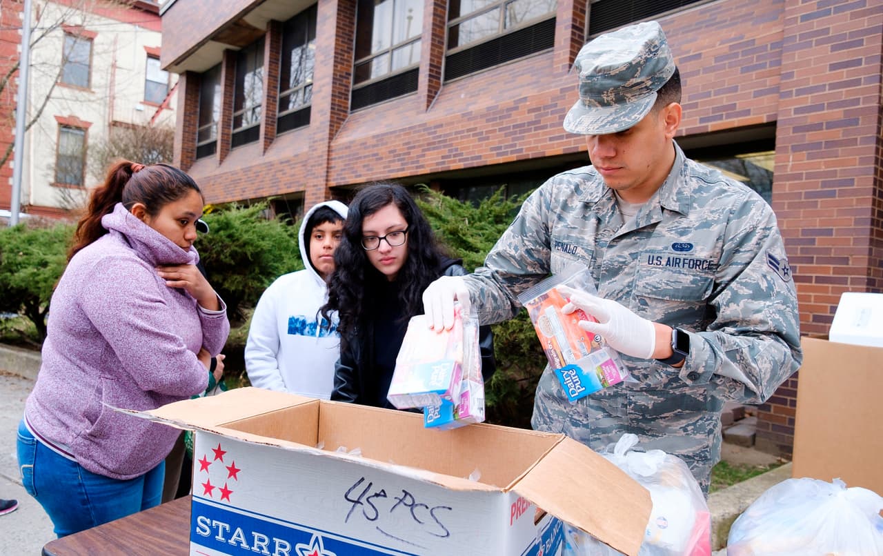 El acuerdo legislativo del covid-19 apoya a familias trabajadoras pero deja fuera a los más vulnerables
