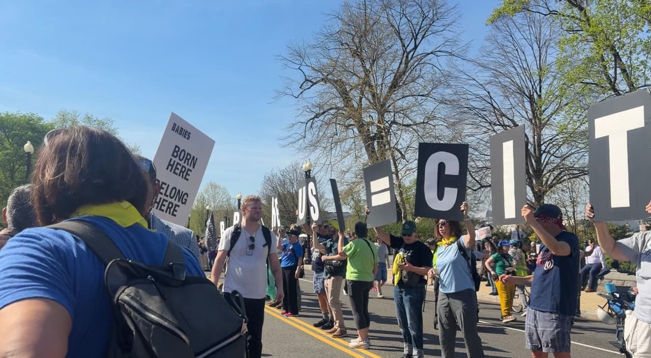 “Esto es un caso que me pega en el corazón, porque mis padres eran inmigrantes yo nací después y ahorita son residentes. Yo soy ciudadano, pero los muchos 1000 millones de inmigrantes de familias no van a tener ese beneficio para tener ciudadanía aquí”, dijo Luis, uno de los manifestantes.