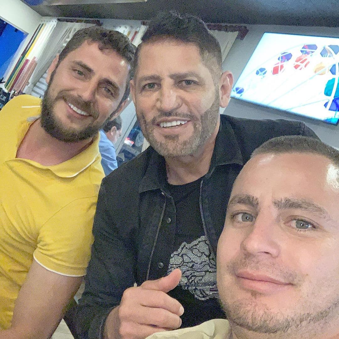 A sus 58 años, conoció por primera vez a sus medios hermanos por parte de su papá.