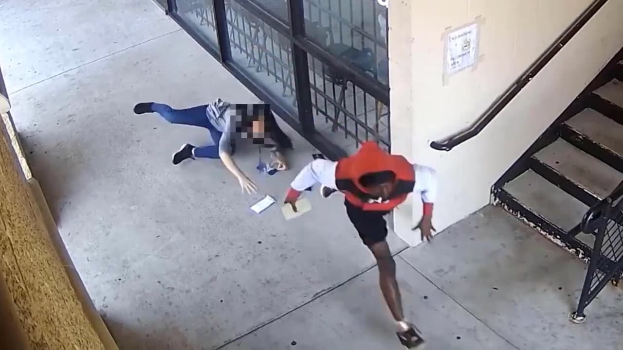 Buscan a un sospechoso de forcejear con una mujer para robarle el dinero que sacó del banco