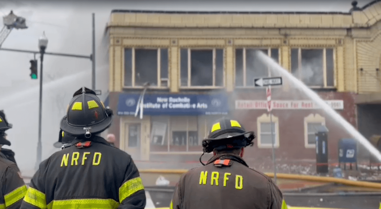 Ortega informa que los bomberos le indicaron que la razón por la que el incendio sigue desde las 6 de la mañana, es porque hay fuego entre el techo y el entretecho lo que hace muy difícil mitigar ese fuego.