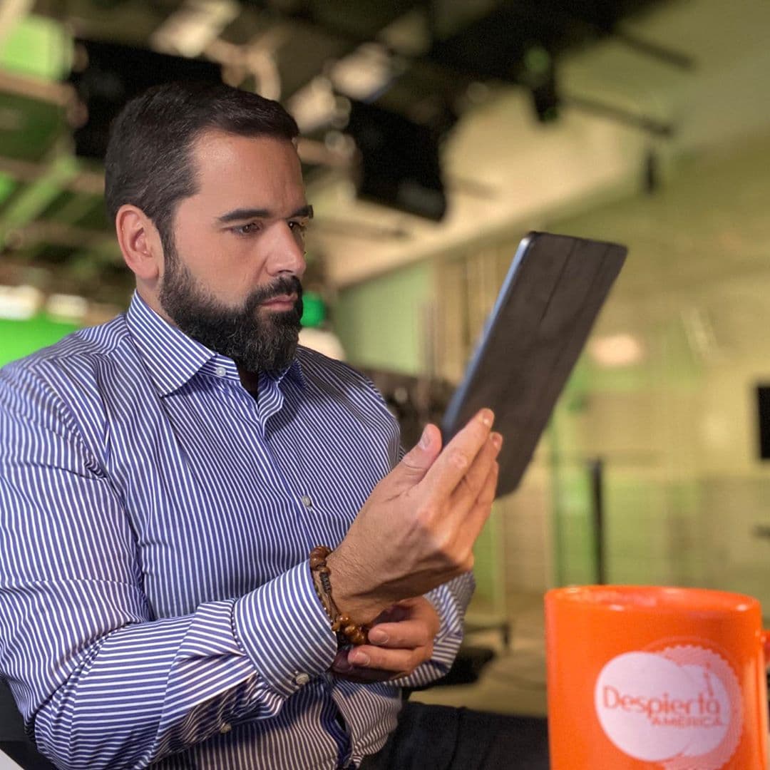 Albert Martínez se unió a Despierta América en marzo de este 2019 y desde el primer día sus compañeros lo acoplaron al equipo. Ahora que se encuentra en un reto personal para bajar de peso,
<a href="https://www.univision.com/shows/despierta-america/inspirado-en-una-promesa-del-dr-juan-albert-martinez-inicio-su-reto-de-perder-peso-con-el-apoyo-de-sus-companeros-fotos" target="_blank">sus amigos del show le han dado ánimos para llegar a la meta</a>.