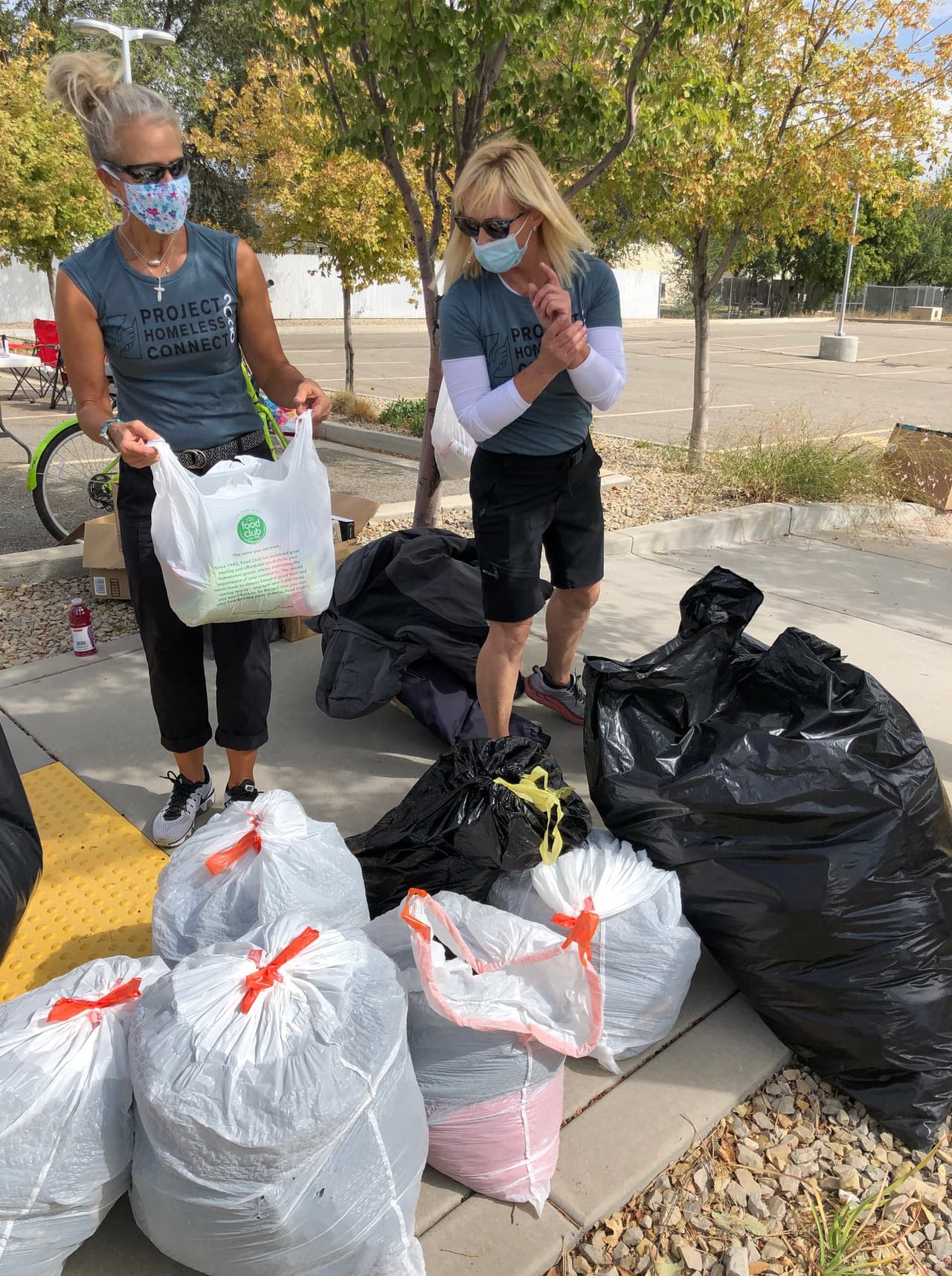 El evento está abierto a todos y se necesitan voluntarios para ayudar con diversas tareas, como el registro, el servicio de alimentos y la dirección de los asistentes a los proveedores de servicios.