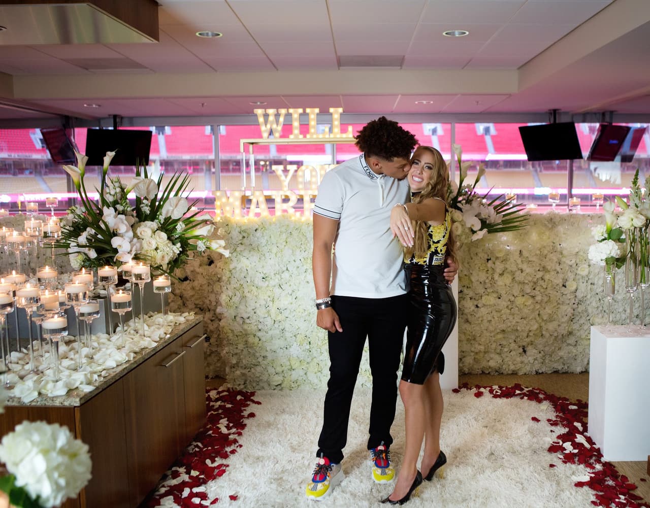 Patrick se acaba de comprometer con su novia de la preparatoria, ¡ese si es amor del bueno!